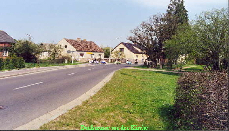 Dorfstrasse vor der Kirche